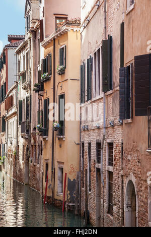 Canalside Gebäuden entlang des Rio di San Salvador Kanals in Venedig Stockfoto