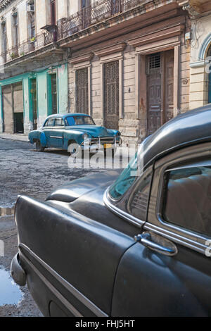 Alte Autos geparkt auf Straße in Havanna, Kuba, Westindische Inseln, Karibik, Mittelamerika Stockfoto