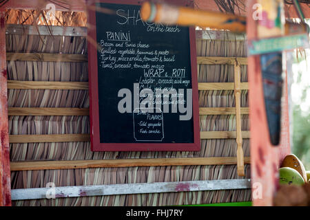 West Indian Food Menü, Beach Shack postsowjetischer Bay, Long Island, Antigua, West Indies Stockfoto