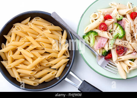 Bunte gesunde Pasta und rohen Nudeln in einer kleinen Pfanne. Stockfoto