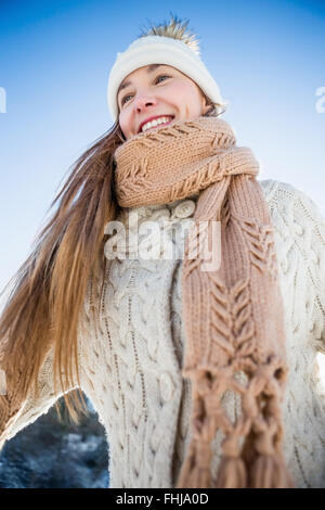 Lächelnde Frau in Winterkleidung Stockfoto