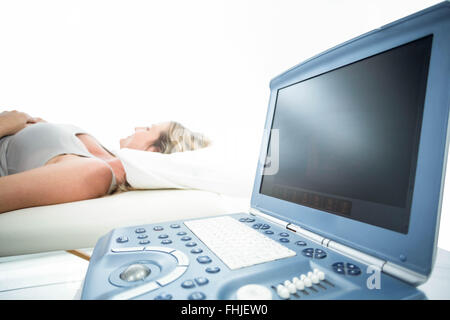 Schwangere Frauen, die ultraschallbehandlung Stockfoto