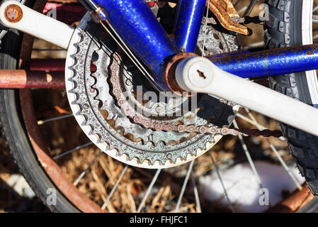 Detail einer verwendet hintere extern, Schaltwerk Fahrrad Gang. Rostige Details sind sichtbar und Lack ist etwas beschädigt. Stockfoto