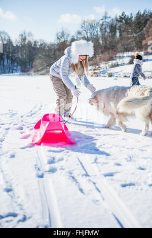 Niedliche Mädchen spielen mit Hund Stockfoto