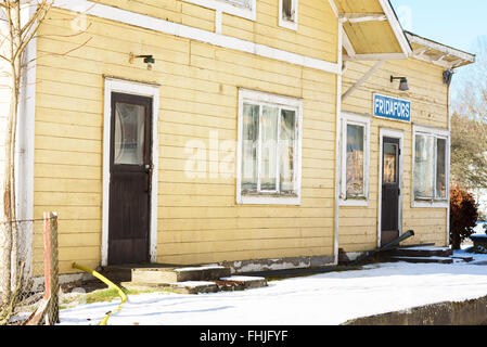 Fridafors, Schweden - 16 Februar 1016: Der verlassene Bahnhof in der kleinen Gemeinde Fridafors in Småland. Die gelbe Stockfoto