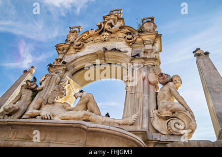 Die Fontana del Sebeto, monumentalen Brunnen in Mergellina, Küstenabschnitt von Neapel, Italien. Stockfoto