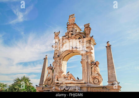 Die Fontana del Sebeto, monumentalen Brunnen in Mergellina, Küstenabschnitt von Neapel, Italien. Stockfoto