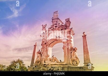 Die Fontana del Sebeto, monumentalen Brunnen in Mergellina, Küstenabschnitt von Neapel, Italien. Stockfoto