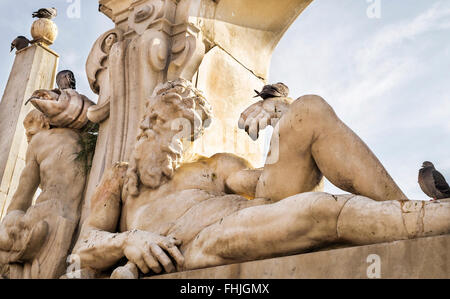 Die Fontana del Sebeto, monumentalen Brunnen in Mergellina, Küstenabschnitt von Neapel, Italien. Stockfoto