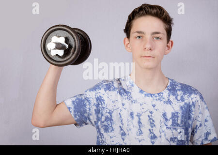 Teenager Aufhebung Gewichte Stockfoto