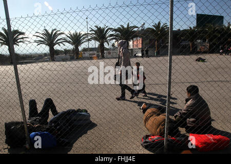 Athen, Griechenland. 25. Februar 2016. Flüchtlinge und Migranten werden von der griechischen Polizei in der Nähe von Volos rund 280 km von Athen, aufgrund erratische Öffnung der Grenze zwischen Griechenland und der ehemaligen jugoslawischen Republik Mazedonien (FYROM), Griechenland, Feb, 25 blockiert. 2016. Credit: Xinhua/Alamy Live-Nachrichten Stockfoto