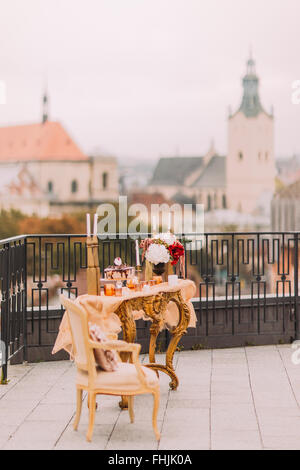 Oriental-Stil goldene Hochzeitstisch auf der Terrasse mit herrlichen Blick auf die Altstadt von Lemberg Stockfoto