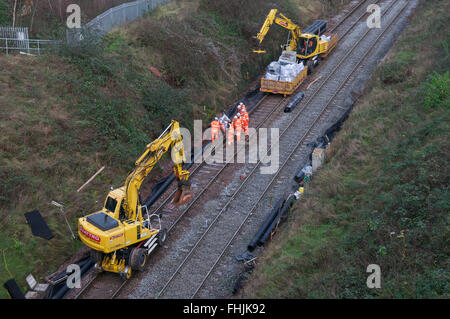 Network Rail Mitarbeiter arbeiten an Gleisinstandhaltung während Linie Schließung, UK. Stockfoto