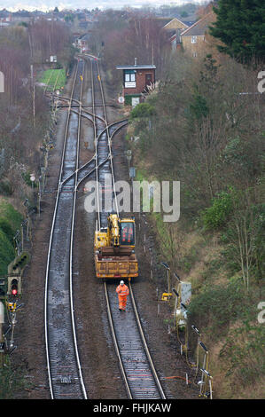 Network Rail Mitarbeiter arbeiten an Gleisinstandhaltung während Linie Schließung, UK. Stockfoto