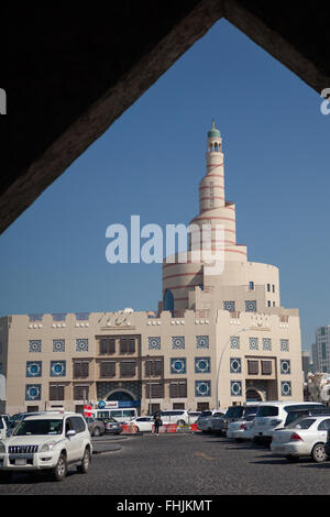 Fanar, Spirale Moschee, betrachtet durch einen Torbogen im Souq Waqif, Doha, Katar Stockfoto