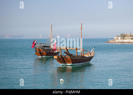 Traditionellen Dhow-Boote in West Bay in der Nähe von Museum für islamische Kunst.  Doha, Katar. Stockfoto