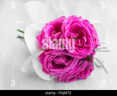 Zarten Frühlingsstrauß von rosa Rosen auf weißem lackiertem Holz Stockfoto