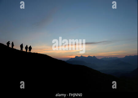 Wanderer den Sonnenaufgang von oben auf das Kitzbüheler Horn. Tirol, Österreich. Stockfoto