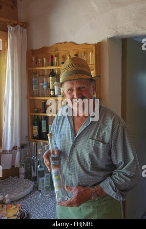 Birne Weinbrand (Birne Edelbrand) Schnaps. Lämmerbühel Alm. Kitzbühel. Österreich Stockfoto