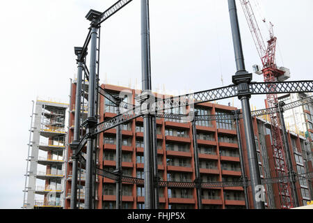 Ansicht des neuen Wohngebäudes Wohnung durch Schmiedearbeiten Gasholder Nr. 8 Kings Cross, London UK KATHY DEWITT Stockfoto