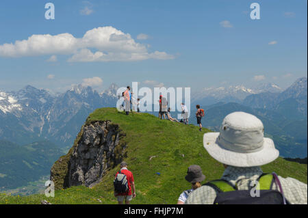 Wanderer genießen Panorama Aussicht auf die Berge vom Gipfel Karstein (1922m). Kitzbühel. Tirol. Österreich. Stockfoto