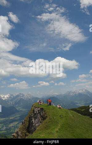 Wanderer genießen Panorama Aussicht auf die Berge vom Karstein Gipfel. Kitzbühel. Tirol. Österreich. Stockfoto