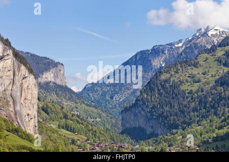 Lauterbrunnental in Schweizer Alpen mit Schnee Berggipfeln, grünen Almwiesen, Felsen, hohen Wasserfällen ausgesetzt Stockfoto