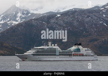 Luxus-Kreuzfahrtschiff namens Seabourn Sojourn Segel auf dem spektakulären Beagle-Kanal Stockfoto