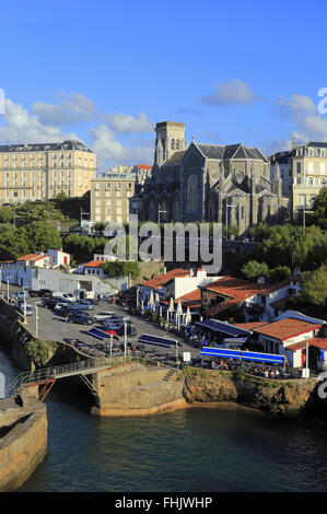 Blick auf die Stadt, Kirche Sainte Eugenie und dem Fischerhafen, Biarritz, Pyrenees Atlantiques, Aquitaine, Frankreich Stockfoto