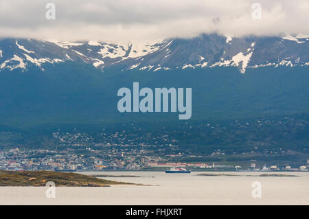 Panoramablick von Ushuaia aus dem Beagle-Kanal bei bewölktem Wetter, Patagonien, Argentinien Stockfoto