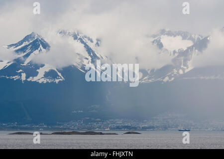 Ushuaia im Nebel. Ushuaia die südlichste Stadt der Welt. Stockfoto