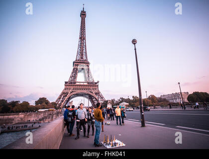 Paris, Frankreich - 9. Oktober 2014: Hier ist eine Straßenszene auf der Pont d'Iéna-Brücke in Richtung Eiffelturm bei Sonnenuntergang. P Stockfoto