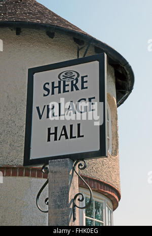 Shere Dorfhalle Zeichen, Surrey, England, Stockfoto