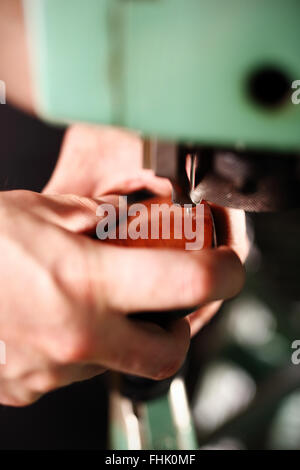 Schuster näht Schuhe. Schuh-Obermaterial Nähmaschine eine professionelle Schuhmacher Stockfoto