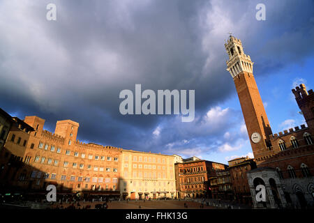 Italien, Toskana, Siena, Piazza del Campo, Palazzo Pubblico und Mangia Turm bei Sonnenuntergang Stockfoto