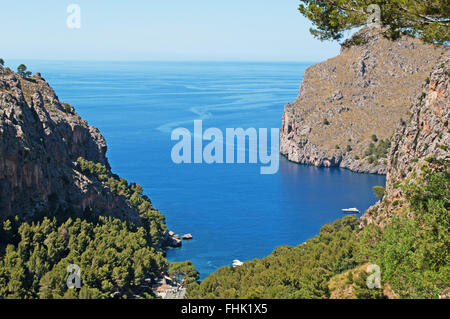 Mallorca, Mallorca, Balearen, Spanien, Europa: Ein Blick auf das Mittelmeer und ein Strand von der kurvenreichen Straße in Cala Tuent gesehen Stockfoto