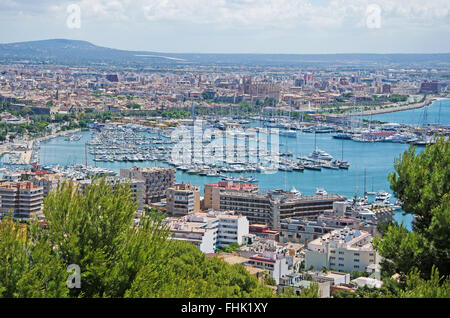 Mallorca, Balearen, Spanien: die Skyline der Stadt von Palma de Mallorca von Schloss Bellver gesehen Stockfoto