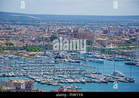 Mallorca, Balearen, Spanien: die Skyline der Stadt von Palma de Mallorca von Schloss Bellver gesehen Stockfoto