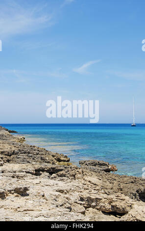 Mallorca, Balearen, Spanien, Europa: ein Segelboot in der Cala Torta, unbevölkerten Strand im Nordosten der Insel Stockfoto