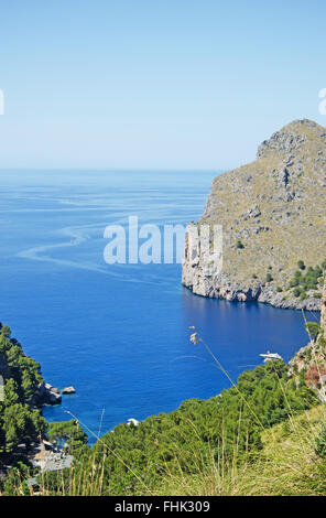 Mallorca, Mallorca, Balearen, Spanien, Europa: Ein Blick auf das Mittelmeer und ein Strand von der kurvenreichen Straße in Cala Tuent gesehen Stockfoto