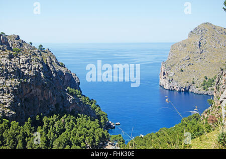 Mallorca, Mallorca, Balearen, Spanien, Europa: Ein Blick auf das Mittelmeer und ein Strand von der kurvenreichen Straße in Cala Tuent gesehen Stockfoto