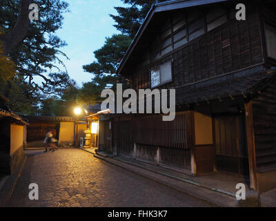 Blick auf traditionelle Häuser in Kanazawa, Japan - Abend. Stockfoto