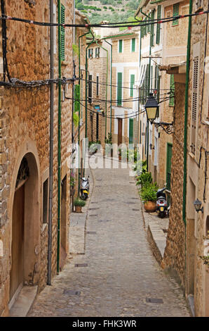 Mallorca, Balearen, Spanien, Europa: eine Gasse in Fornalutx, eine gebirgige Gemeinde im Bezirk Soller Stockfoto