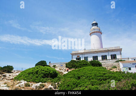 Mallorca, Spanien, Europa: Cap de Formentor Leuchtturm, der höchste Leuchtturm auf den Balearen, auf hohen Klippen an der Spitze des Cap de Formentor Stockfoto