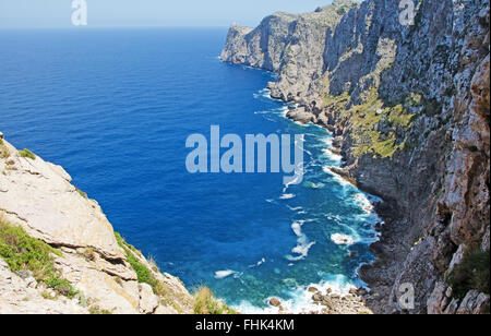 Mallorca, Mallorca, Spanien, Europa: die Klippen von Cap de Formentor, der Leuchtturm, der höchste auf den Balearischen Inseln Stockfoto