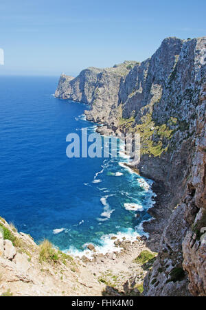 Mallorca, Mallorca, Spanien, Europa: die Klippen von Cap de Formentor, der Leuchtturm, der höchste auf den Balearischen Inseln Stockfoto