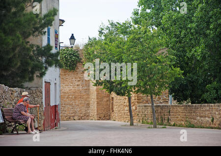 Mallorca, Mallorca, Balearen, Spanien, Europa: ein älteres Paar auf einer Bank sitzen in den Gassen der Altstadt von Alcudia Stockfoto