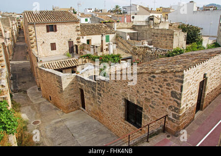 Mallorca, Balearen, Spanien, Europa: Die Dächer und die Häuser der Altstadt von Alcudia von der Stadtmauer zu sehen Stockfoto