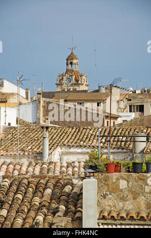 Mallorca, Mallorca, Balearen, Spanien, Europa: Die Dächer und das Rathaus von Alcudia von der Stadtmauer zu sehen Stockfoto