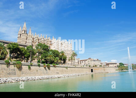 Mallorca, Mallorca, Balearen, Spanien: Kathedrale La Seu, der Kathedrale Santa Maria in Palma, und der See von Parc de la Mar (Park) Stockfoto